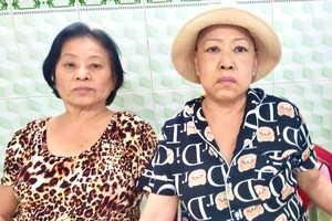 翁玉（右）和大姐翁娟。