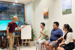 年轻学员们在一个发音训练班认真学习。