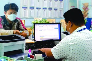 在重组行政单位时，地方政府须辅助民众变更证件资讯。