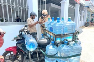 载着16瓶矿泉水的破旧摩托车不断摇晃。