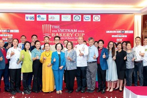 主办单位与各赞助商、烘焙师合照。