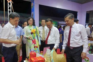 工商部副部长潘氏胜与南部区域各省、市代表参观展会。