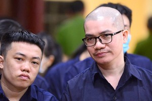 在阿里巴巴案件中，诉讼机关扣押很多黄色金属条，但经鉴定后，它们不是黄金，因此审判委员会把它们退还给被告。