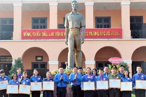 本市年轻代表荣获阮文追奖和2024年“优秀、亲善干部、公务员和年轻职工”奖。