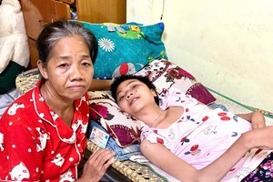 杜氏秋云和其女儿黄金荣华。