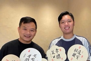 陈光裕（右）向笔者赠送墨宝。