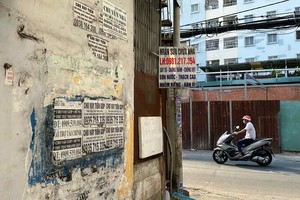 旧邑郡第一坊阮尚贤街一条巷道贴满放高利贷广告。