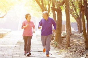 预防跌倒以享幸福晚年。