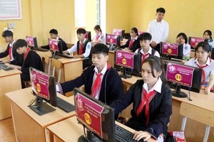 富寿省新山县民族寄宿初中学校的学生正上电脑课。