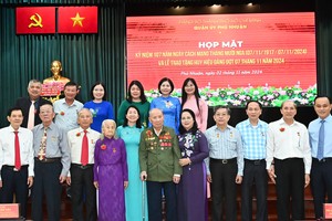 富润郡向102名党员颁授党龄纪念章