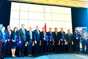 市人委会主席潘文迈祝贺关注投资本市项目的美国企业。