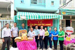 第八郡、第十六坊领导和崇正慈善会馆理事们祝贺刁振朋入住新屋。