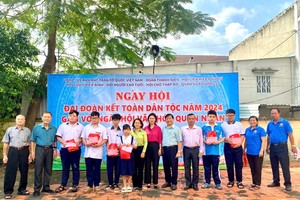 第八郡、第十六坊领导和崇正慈善会馆理事们向7名孤儿发送今年第三季助学金。