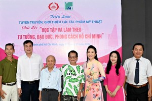 华人画家参加学习胡志明思想道德与榜样美术展