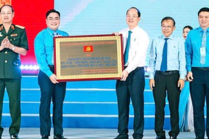 市领导向大会颁授「本市青年：爱国、先锋、团结、情义、渴望、贡献、锻炼、融入」铜牌。