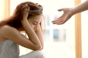 尽早发现并及时就医有助患有抑郁症的青少年走出阴霾。