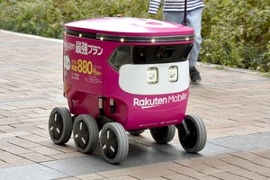 装载商品的机器人在公路上自动行驶。