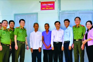 公安部与滀臻省领导向住房困难高棉族户移交住房。