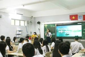 富润高中学校十二年级A16班学生在数字应用程式的支持下学习地理课。
