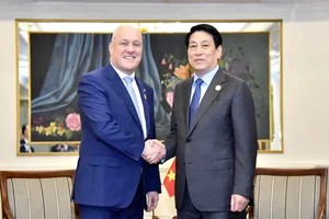 越南国家主席梁强（右）会见新西兰总理克里斯托弗·卢克森。