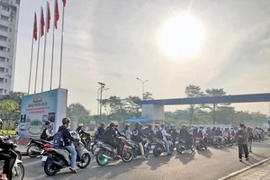 每天一大早，宿舍大门都堵车。