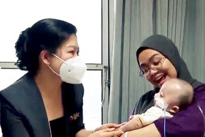 吴芳璃夫人慰问在医院接受治疗的儿科患者和患者家属。