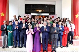 党中央总书记苏林和夫人造访越南驻马来西亚大使馆。