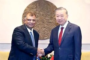 党中央总书记苏林会见亚洲航空首席执行官托尼·费尔南德斯。