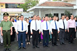 市领导上香缅怀南圻起义84周年纪念