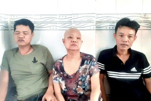 吴爱美和两个儿子。