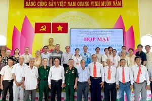 市领导和嘉宾与诸位华运武装力量组的会员合照留念。