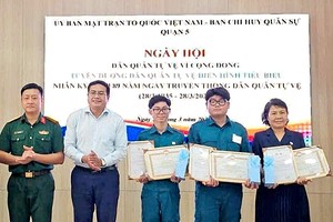 年轻华人徐国来（左三）获表彰。