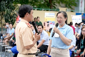 交警为民众解答交通法律问题。