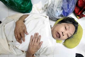 老妇腰骨被折且半身不遂