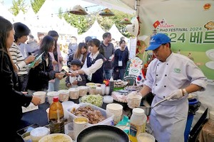 今年10月在韩国举行的越南河粉节吸引了众多当地人来参加。
