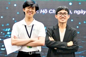 邓国辉(左)和阮青海是“以旧换绿-改变生活”项目发起人。