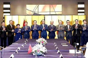 越南国会主席陈青敏与各位代表。