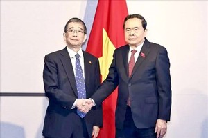 越南国会主席陈青敏会见长崎-越南友好协会主席富冈努。