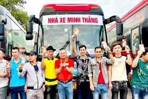 西贡Food股份公司工人乘坐免费班车高兴地回乡过年。