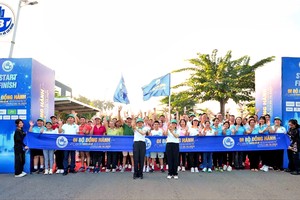 市内务厅和平新郡人委会领导启动 “响应数字化转型同行徒步”活动，吸引逾2000人参加。