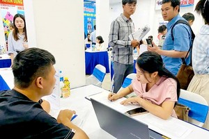 年轻劳动者在河内市就业服务中心寻求年底工作。