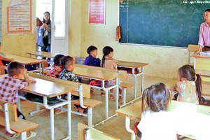 吕文山老师正给学生们上课。