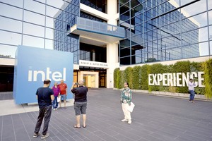 游客在英特尔公司前拍照。