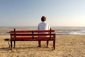 孤独的年轻人在海边看海。