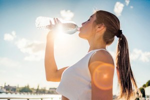 晒太阳后要适时补充水分以免身体脱水。