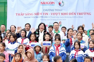 《西贡解放报》关怀高平省清贫学生