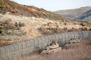 以军部队被部署在戈兰高地东侧的军事缓冲区围栏附近。