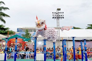 本市福海龙狮团参加比赛。