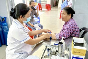 为本市高龄人免费诊治病。