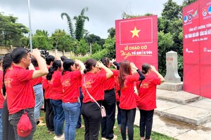 为儿童笑靥G9组年轻人参加在德农省越-柬边境第五十五号里程碑举行的「我国我的祖国」升旗仪式。